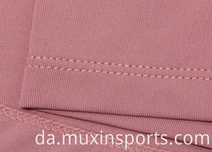 Delicate golf skirt with hem stitching